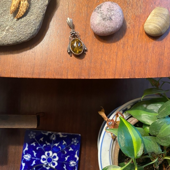 Vintage green amber pendant - Picture 4 of 4